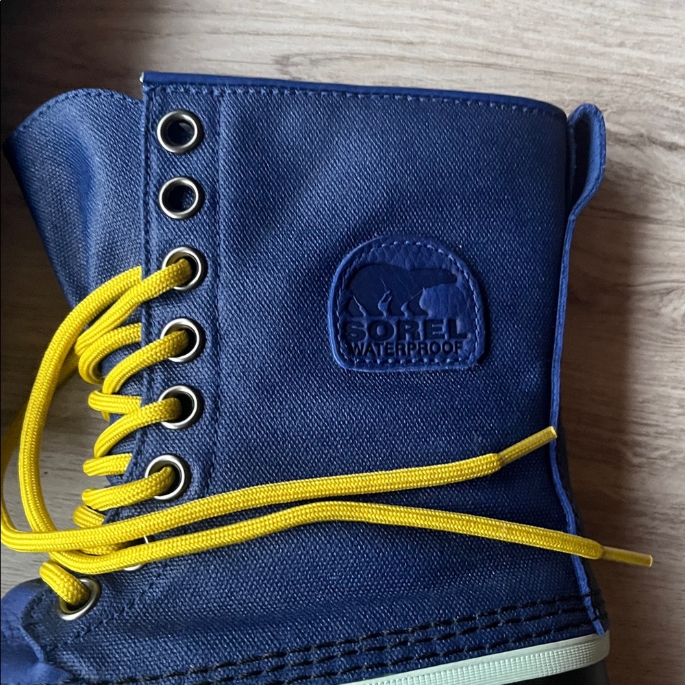 NWOT Sorel Caribou Blue Waterproof Boots. Size 7.5